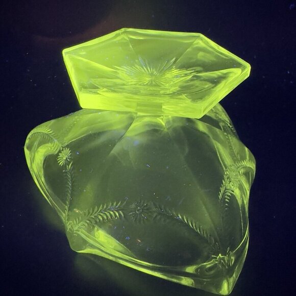 Edwardian Era McKee Glass Fern Garland Daisy Pattern Clear Manganese 365nm Glow - Picture 5 of 15